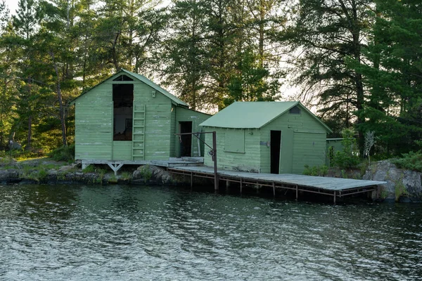 夏の雨湖の古い氷の家 — ストック写真