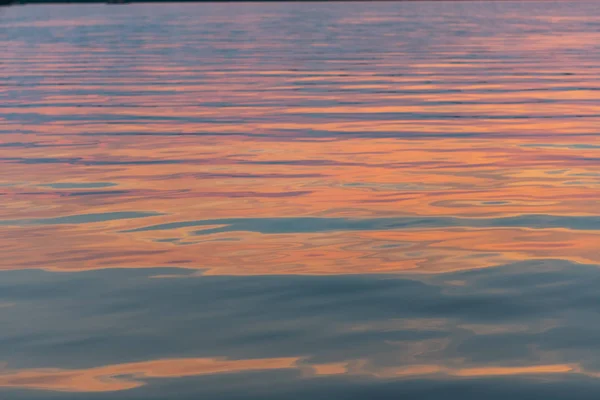 Luz Rosa Del Atardecer Refleja Las Ondulaciones Aguas Tranquilas —  Fotos de Stock