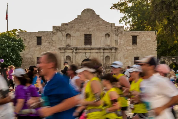 Sfocature Maratoneti Che Passano Alamo Durante Una Gara — Foto Stock