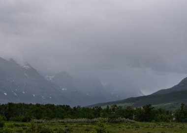 Yağmur bulutları sis içinde Dağları, buzul erken yaz aylarında