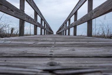 Düşük açılı görünümü, Boardwalk Dunes üzerinde Körfez için yol açar.