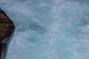 Köpüklü su altında şelale büyük dağ nehir