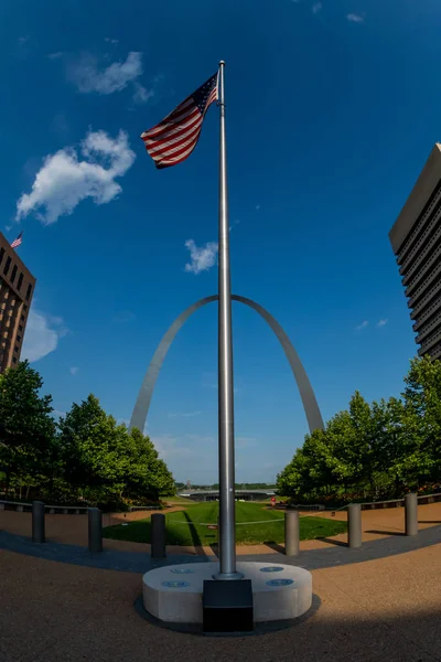 Louis Spojené Státy Červen 2018 Vlajky Gateway Arch Modré Obloze — Stock fotografie