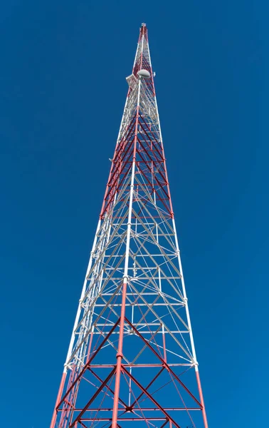 Olhando Para Cima Alta Torre Celular Céu Azul — Fotografia de Stock