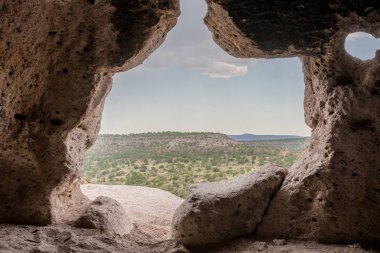 Seyir dışarı üzerinde Bandelier ulusal anıt üzerinden küçük bir mağara