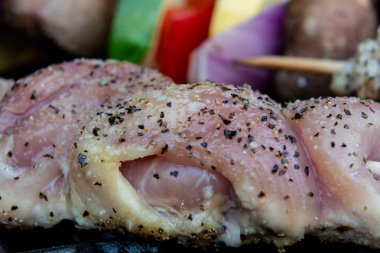 Çiğ tavuk başlayan Cook sebzeli ızgara