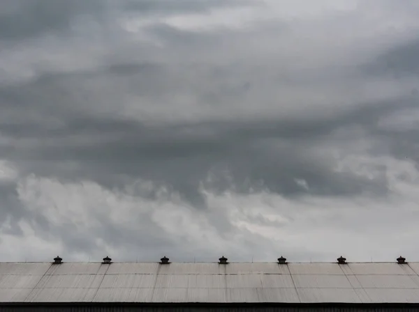 Nuvens Tempestade Acima Telhado Celeiro Cavalo Com Espaço Cópia — Fotografia de Stock