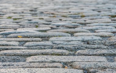 Uzun dar Arnavut kaldırımı taş sokaktan düşük açılı