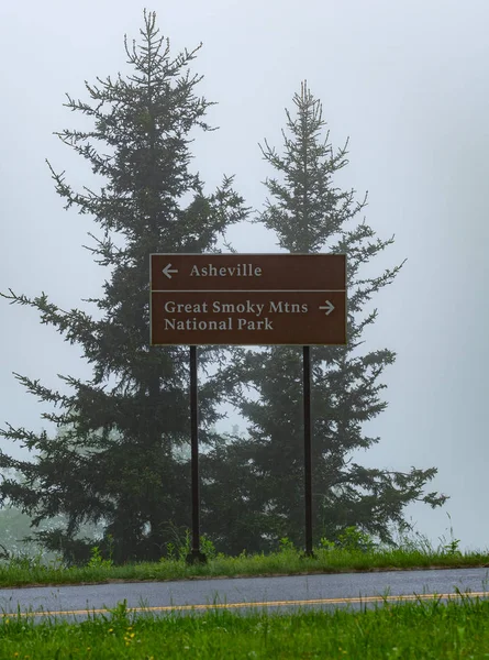 Ashville Great Smoky Mountains Sign Foggy Day — Stock Photo, Image