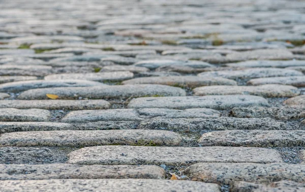 Dlouhé Úzké Kamenné Dlážděné Ulici Nízké Úhel — Stock fotografie