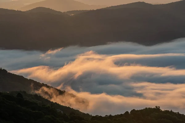 Rękach Chmury Whispy Blue Ridge Mountains — Zdjęcie stockowe