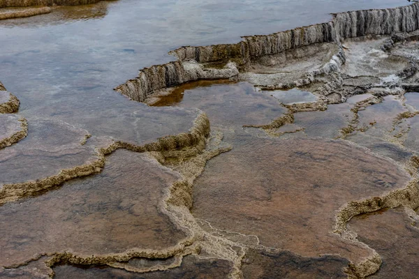 Вода Захлестнула Ступеньки Вулканического Камня Йеллоустоне — стоковое фото