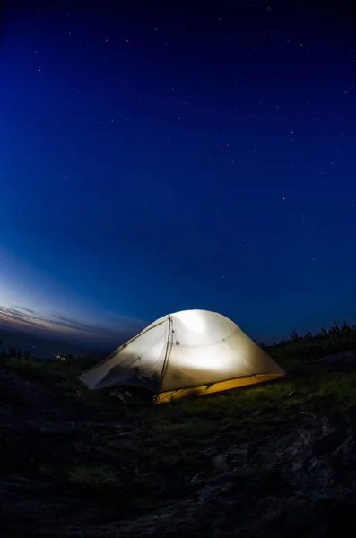 Ett Upplyst Tält Mot Marinblå Himmel Med Stjärnor Med Ett — Stockfoto