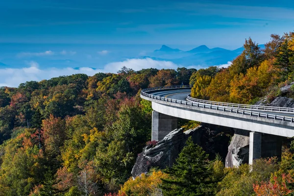 アウト以上山と霧の谷を探してリン コーブ高架橋 — ストック写真