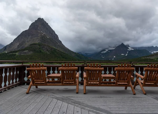 Sillas Cubierta Del Hotel Muchos Glaciares Con Nubes Detrás Grinnell — Foto de Stock