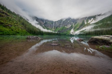 Çığ Gölü buzul Milli Parkı'nda sis iner