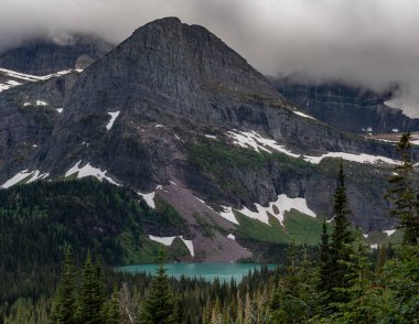 Grinnell Gölü Peeks ile orman bulutlu gün