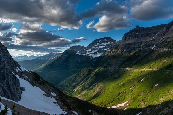 Encostas Verdes Montanhas Longo Passo Logan Parque Nacional Geleira — Fotografia de Stock