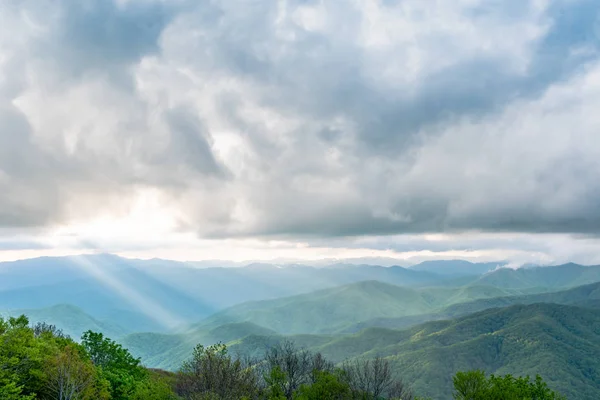 Spätnachmittagssonne Durchbricht Wolken Rauch — Stockfoto