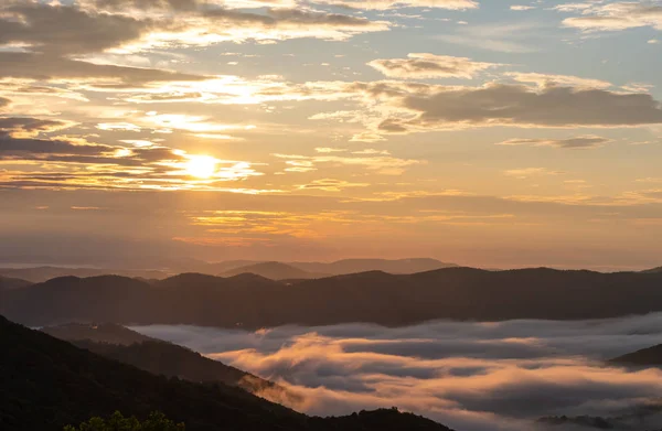 Düşük Yalan Sabah Bulutlar Dumanlı Dağları Nda Kapalı Sabah Güneş — Stok fotoğraf