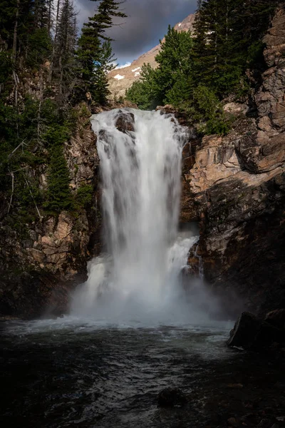 Running Eagle Falls Despeja Bacia Início Verão — Fotografia de Stock