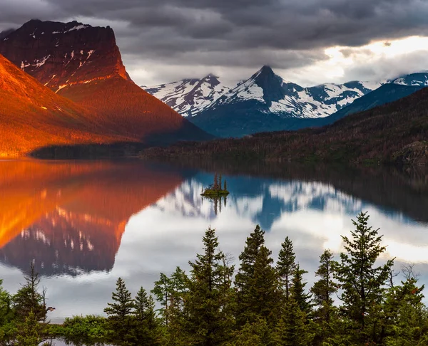 Isla Del Ganso Salvaje Amanecer Superficie Vidriosa Del Lago Santa — Foto de Stock