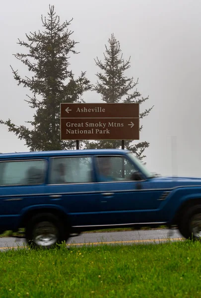 Blurry Truck Drives Front Asheville Smoky Mountains Sign — Stock Photo, Image