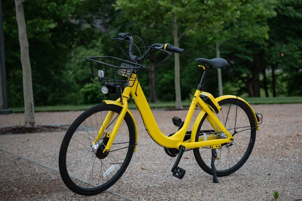 Yellow Bicycle City Sidewalk Ride Sharing Program — Stock Photo, Image