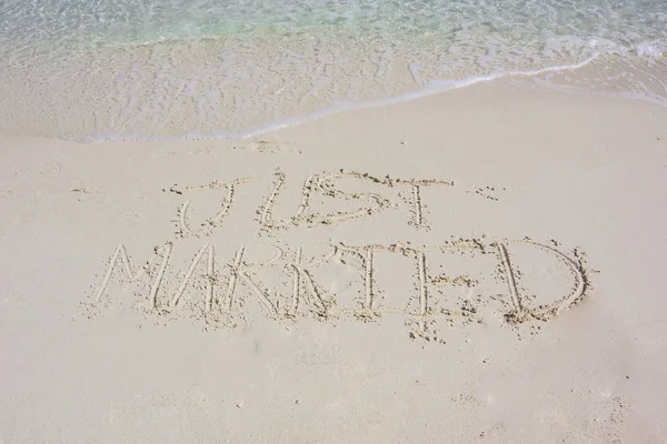ちょうどバック グラウンドでカリブ海のアクアの水と砂で書かれた結婚 — ストック写真