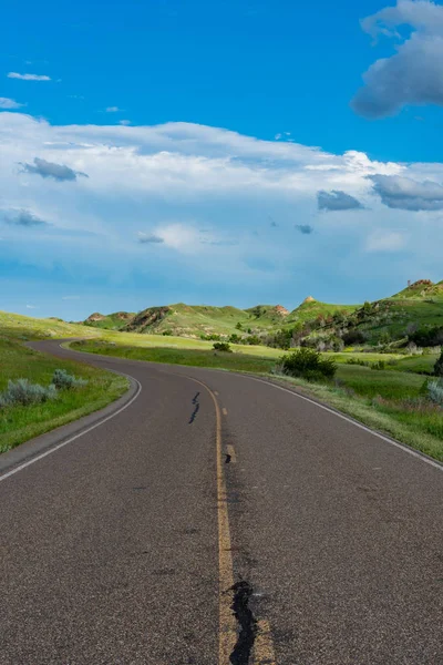 Curving Road Prarie Através Parque Nacional Theodore Roosevelt — Fotografia de Stock