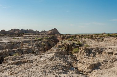 Uğursuzluk çatlaklar Badlands Ulusal Parkı'nda kurutulmuş