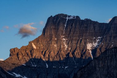 Akşam ışığı altında Logan Pass Mount Oberlin üzerinde