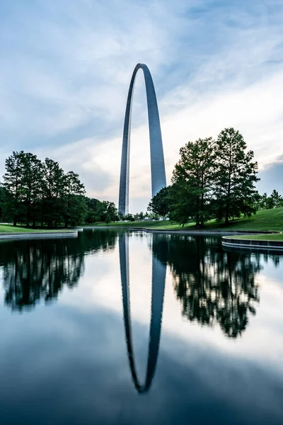 Gateway Arch odráží v rybníku — Stock fotografie