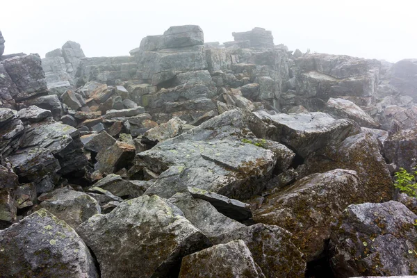 Postrzępione skały spiętrzone we mgle — Zdjęcie stockowe
