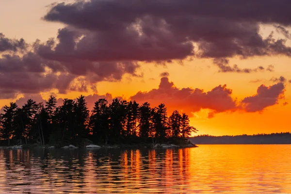 Flujo anaranjado del atardecer sobre el lago —  Fotos de Stock