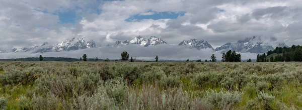 Panorama des nuages épais à la base de la chaîne de Teton — Photo