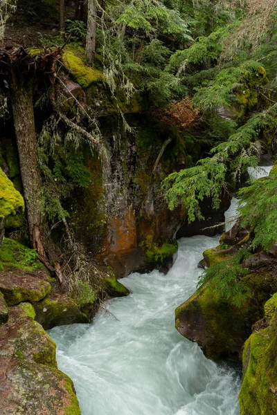 Wasser rauscht durch Lawinenbach — Stockfoto