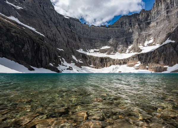 冰堡湖清澈的蓝水 — 图库照片