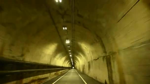 Skakig Ilade Upp Enda Vägtunnel Med Kuslig Lampor — Stockvideo