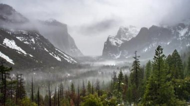 Zaman atlamalı Yosemite sis ile tünel görünümden
