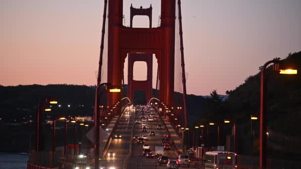 Κυκλοφορία Στο Golden Gate Bridge Στην Καλιφόρνια Στο Ηλιοβασίλεμα — Αρχείο Βίντεο