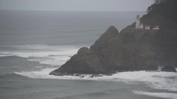 Vlny havárie pod Heceta hlavu maják na pobřeží Oregonu