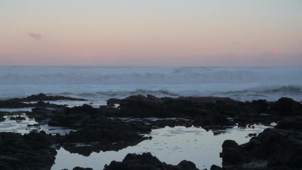 Olas Estrellan Sobre Rocas Amanecer Junto Acantilados Costa Oregon — Vídeo de stock