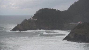 Geniş atış Heceta Head Light House ve dalgalar Oregon kıyılarında
