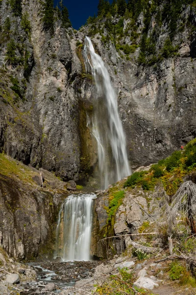 Les chutes dramatiques de comète tombent sur la falaise — Photo