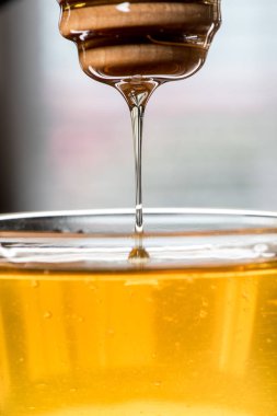 Kepçe yoğun sis kasenin içine bal