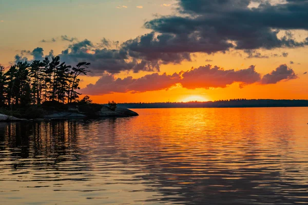 Isla en Rainy Lake al atardecer —  Fotos de Stock