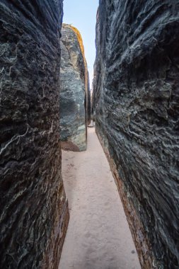 Iğneler içinde bir slot Kanyon üzerinden yürüyüş