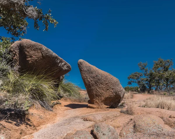Sendero a través de rocas del desierto — Foto de Stock