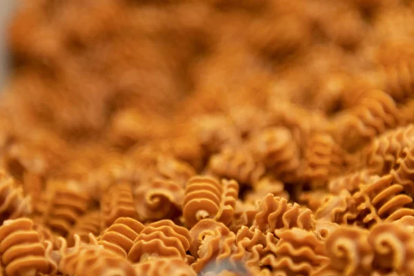 Laranja espiral caseiro Pasta conchas — Fotografia de Stock